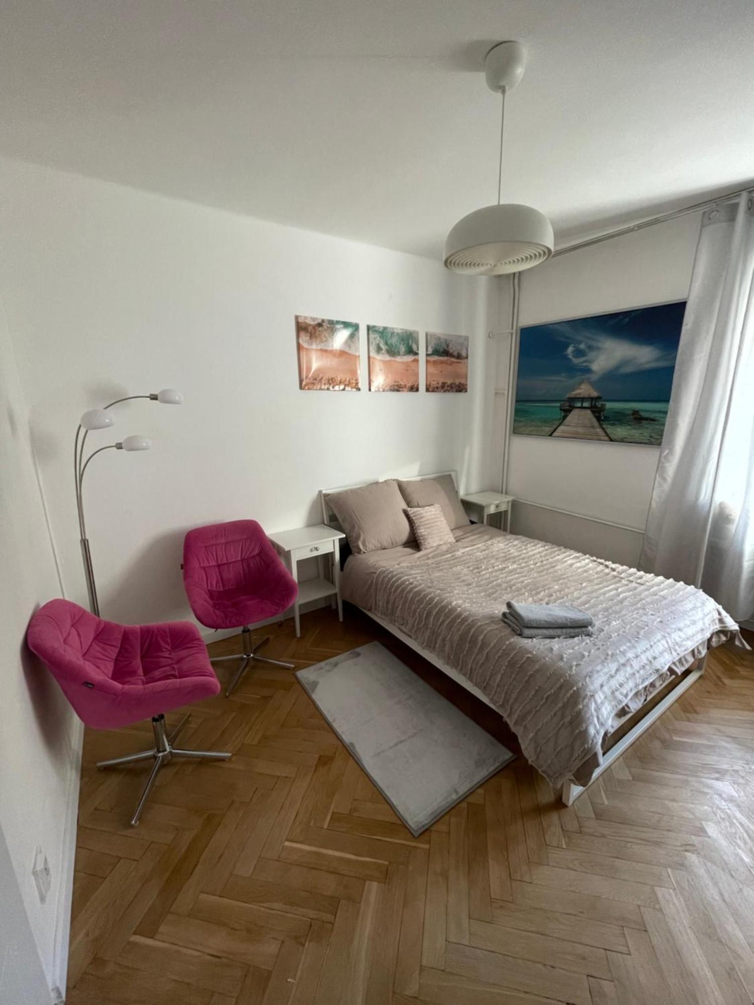 Metro Swietokrzyska Apartment